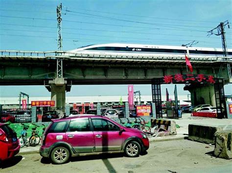 汉宜铁路高架桥下冒出二手车市场 占地上万平方米_湖北频道_凤凰网