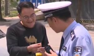 “二仙桥”大爷走成华大道，谭警官都被搞懵了！_腾讯视频