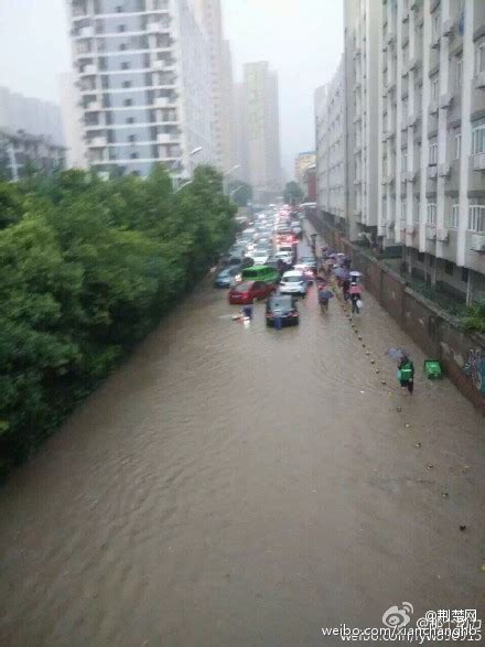 武汉急降暴雨开启看海模式 行车如行船--图片频道--人民网