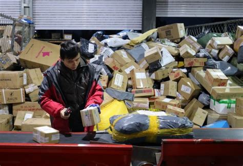 北京快递小哥街头分拣，人均每天送货240件_新浪图片