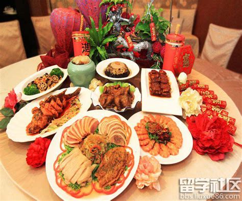 一家人新年吃年夜饭夹菜高清图片下载-正版图片500811806-摄图网
