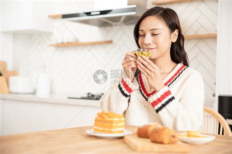 冬季居家女性喝下午茶吃蛋糕面包高清图片下载-正版图片501538999-摄图网
