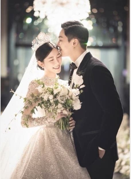 一对韩国新婚夫妇在某人面前微笑—高清视频下载、购买_视觉中国视频素材中心