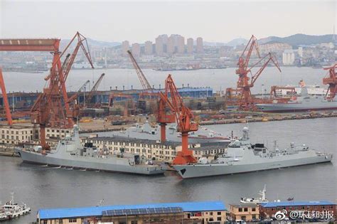 5年前的今天，首艘国产航母“山东”舰在大连造船厂下水|大连市|国产航母|“山东”舰_新浪新闻