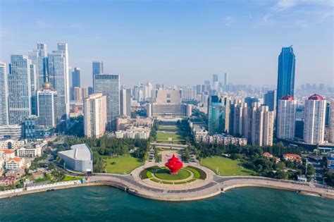 中国青岛市红顶与城市景观鸟瞰青岛旅游图片下载 - 觅知网