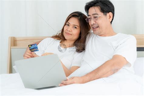 中年夫妻在家使用信用卡网购高清图片下载-正版图片303043247-摄图网