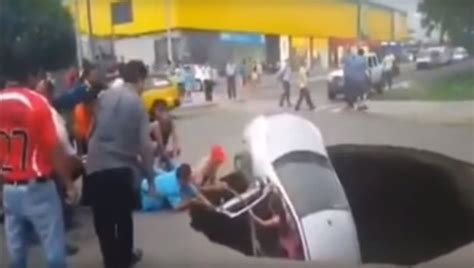 突发！秘鲁一辆旅游巴士坠崖，造成至少24人死亡_凤凰网视频_凤凰网