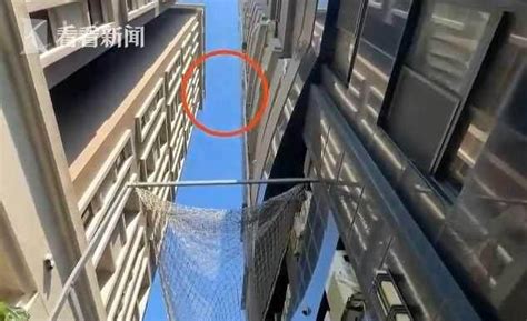 3岁女童32楼坠下奇迹生还 幸好女童卡在2楼的防坠网上获救-四得网