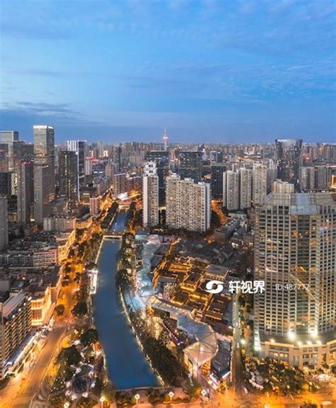 成都市锦江沿岸的现代建筑夜景航拍图 图片 | 轩视界