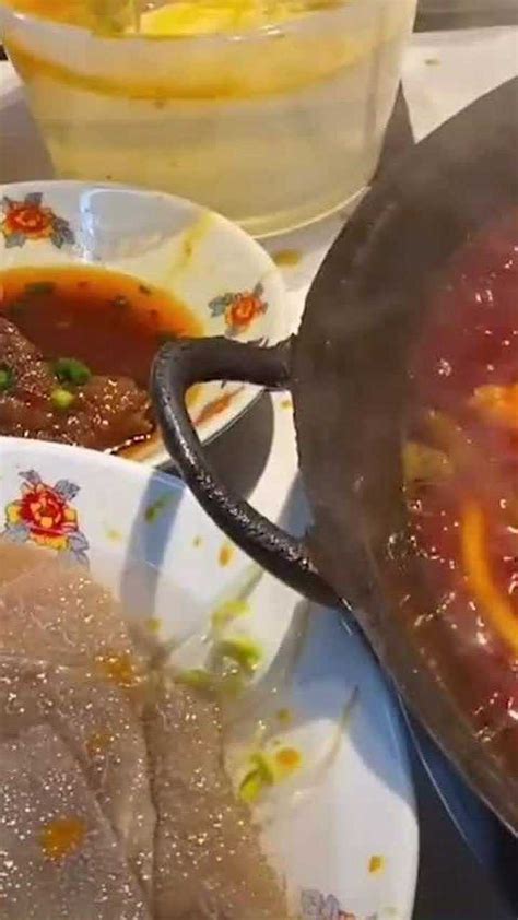 女子吃火锅前先把菜放清水里涮一遍，网友调侃：去小孩那桌！_腾讯视频