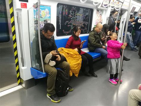 母子乘坐地铁看到一小伙子累到 站着抱着柱子已经睡着了|地铁_新浪新闻