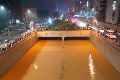 图集丨内涝下郑州水淹车数量众多 京广隧道清理正处于攻坚阶段 | 每经网