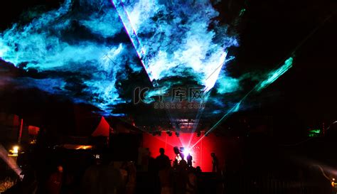 快乐的人在夜总会DJ派对音乐会上跳舞高清图片下载-正版图片506474942-摄图网