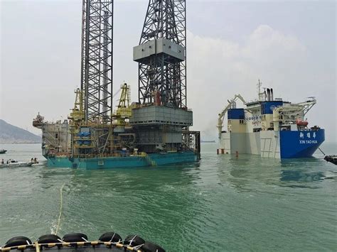 首次！舟山港域完成两座大型钻井平台潜装作业 - 中国网