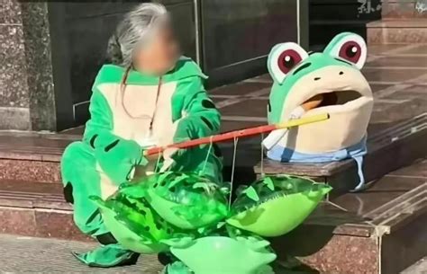 女生扮成青蛙“卖儿卖女”当事人：能带来欢乐很满足_凤凰网视频_凤凰网
