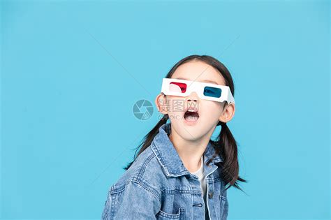 小女孩戴3D眼镜看电影高清图片下载-正版图片501563589-摄图网