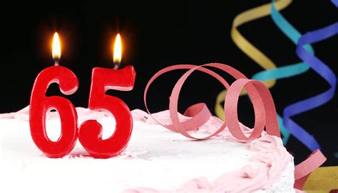 65. Geburtstag Geburtstagswünsche mit Schild und Alter auf Karte ...