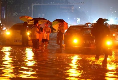 上海遭遇台风暴雨袭击 道路积水严重 _海南频道_凤凰网