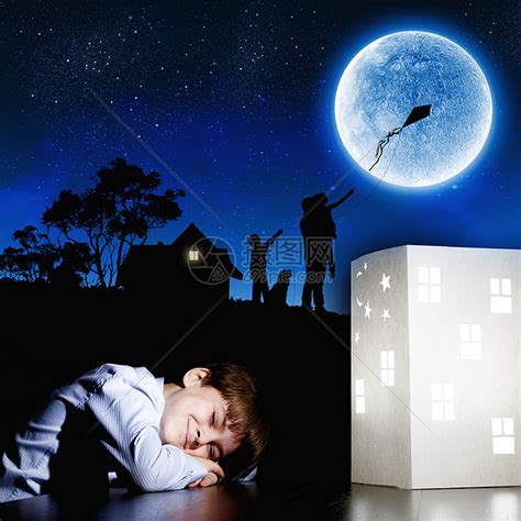 晚上梦可爱的男孩月亮睡床上高清图片下载-正版图片300244091-摄图网