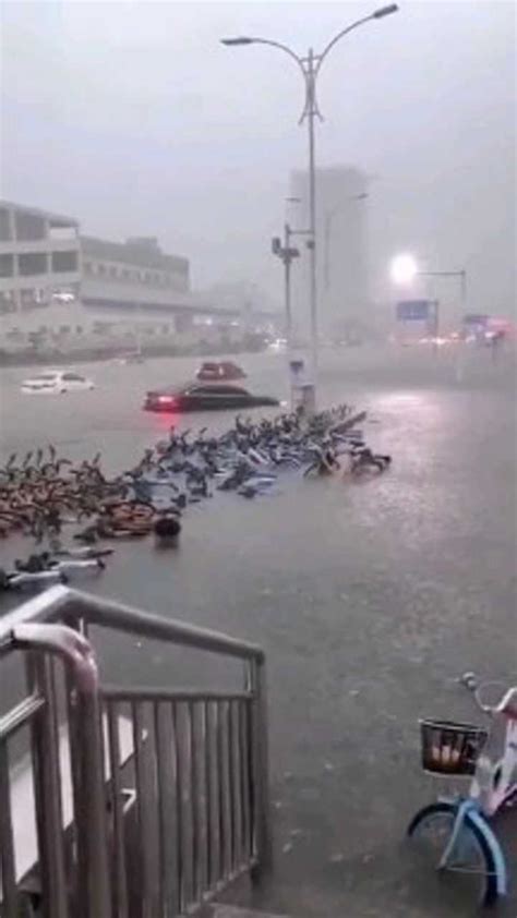 湖南湘潭暴雨来袭 城市积水影响出行-天气图集-中国天气网