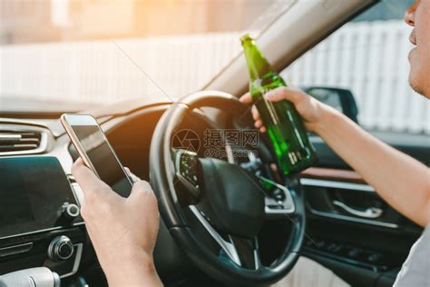 男子在车里喝酒并使用手机高清图片下载-正版图片305633915-摄图网