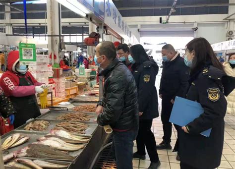 大型超市下架三文鱼！江海区市场监管局检查生鲜冷冻食品