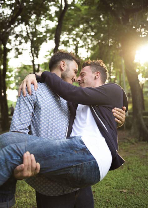 同性恋情侣在公园约会素材-高清图片-摄影照片-寻图免费打包下载