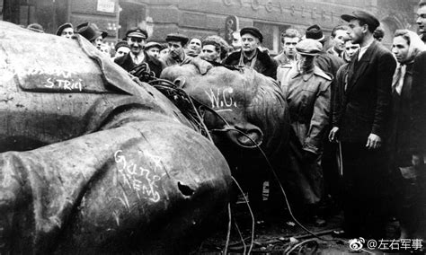 1956年匈牙利十月事件中，一座斯大林铜像在布达佩斯街头被砸毁|匈牙利|斯大林|布达佩斯_新浪新闻