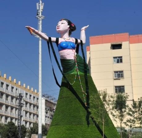 乌鲁木齐飞天女神雕塑被拆 网友称其丑陋吓人 -大千世界-杭州网