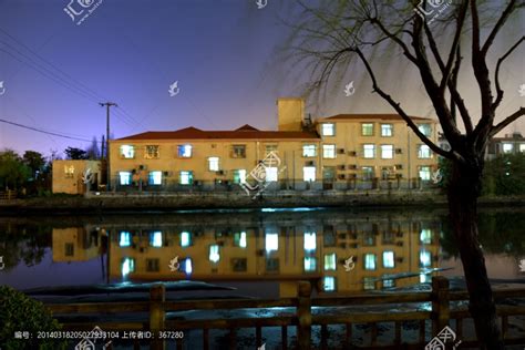 夜晚河边房子及倒影,城镇风貌,建筑摄影,摄影素材,汇图网www.huitu.com