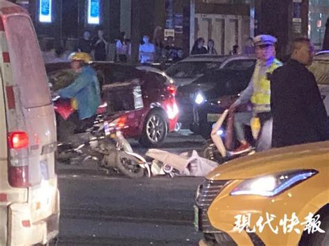 北京新街口大街女司机开车与人相撞后冲进服装店-闽南网