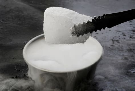 【科学小实验】如何用干冰制作一场烟雾瀑布？有关干冰的实验