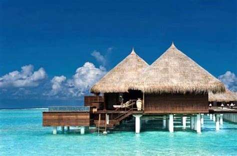 马尔代夫美丽的海滩和水上小屋高清摄影大图-千库网