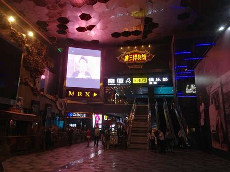 2024沿途的锦江夜景。传说中的兰桂坊，它不是指一家酒吧，是一条街全是酒吧，就是酒吧街区。夜店的灯光相当绚丽_兰桂坊成都-评论-去哪儿攻略
