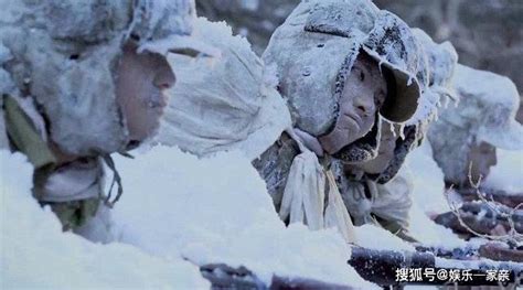 《长津湖》最后出现的冰雕连，太让人震撼了，敌人也对着他们敬礼！_志愿军