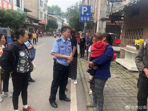出门买菜和孩子走散，民警帮4岁娃找到母亲 - 封面新闻