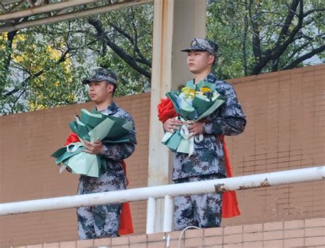 一身戎装，一生荣光：今天，他们向武警部队旗告别|界面新闻 · 中国