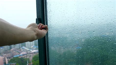 穿过窗口窗格打碎雨天女人在家里度过高清图片下载-正版图片502122087-摄图网