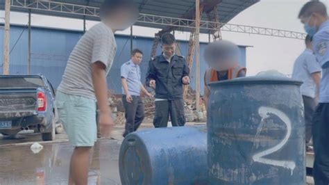 云南红河两男子开皮卡车去工地偷油被抓_凤凰网视频_凤凰网