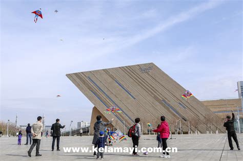 克拉玛依世界魔鬼城景区迎旅游热潮 众多游客感受雅丹魅力-天山网 - 新疆新闻门户