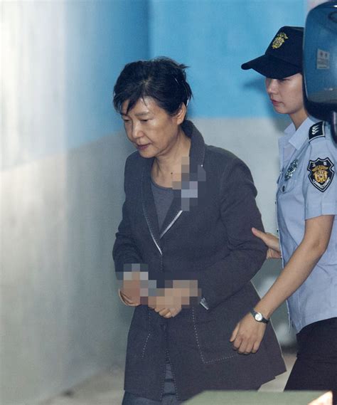 朴槿惠庭审看手机挨批 律师：就看了眼她自己的新闻_手机凤凰网