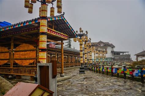 宝兴硗碛藏寨神木垒旅游景区：以高原风情和藏乡文化为主