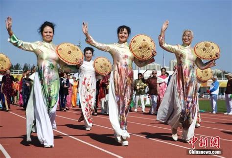 近3000位中老年人盛装上演舞蹈模特秀_手机凤凰网