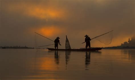 这里的渔夫单脚站立划船，捕鱼像表演杂技，险象环生_南麂土著_新浪博客