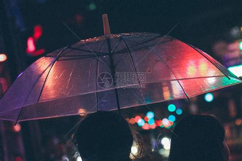 夜晚雨天撑伞的人高清图片下载-正版图片500634275-摄图网