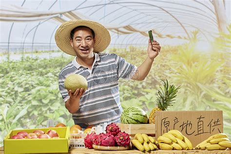 中年农民手机直播售卖水果高清图片下载-正版图片502475232-摄图网