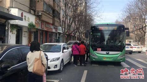 图集|武汉公交恢复首日：一趟车不足10人 风雨中坚持开窗通风 | 每经网