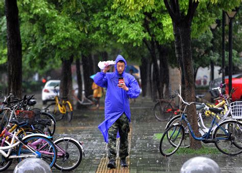 武汉迎来暴雨多处道路被淹如河流 【2】--图片频道--人民网