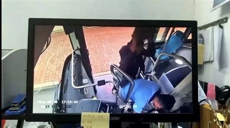 公交司机被黑衣男用石块袭击？警方回应