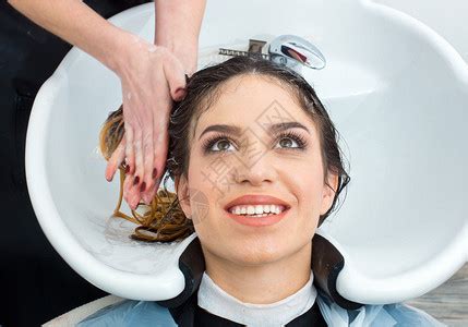 美发师在美发沙龙洗头高清图片下载-正版图片505064443-摄图网